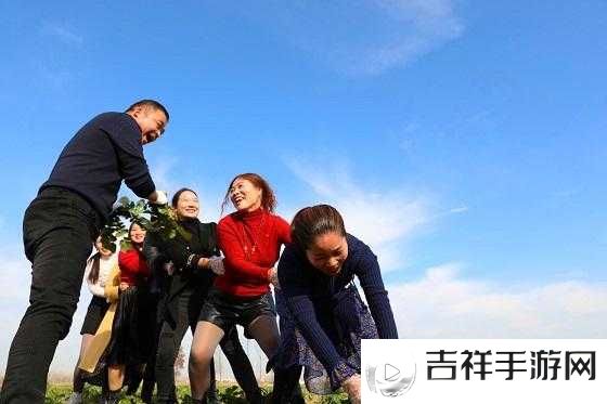 美女拔萝卜:乡村田野的别样风情